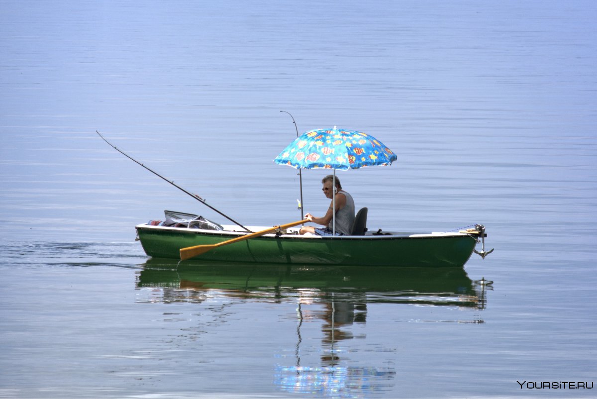 Рыбацкая лодка с рыбаком