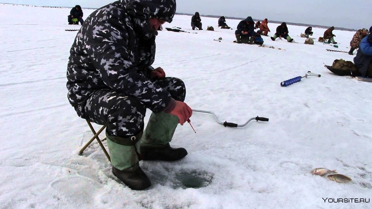 Рыбак на зимней рыбалке