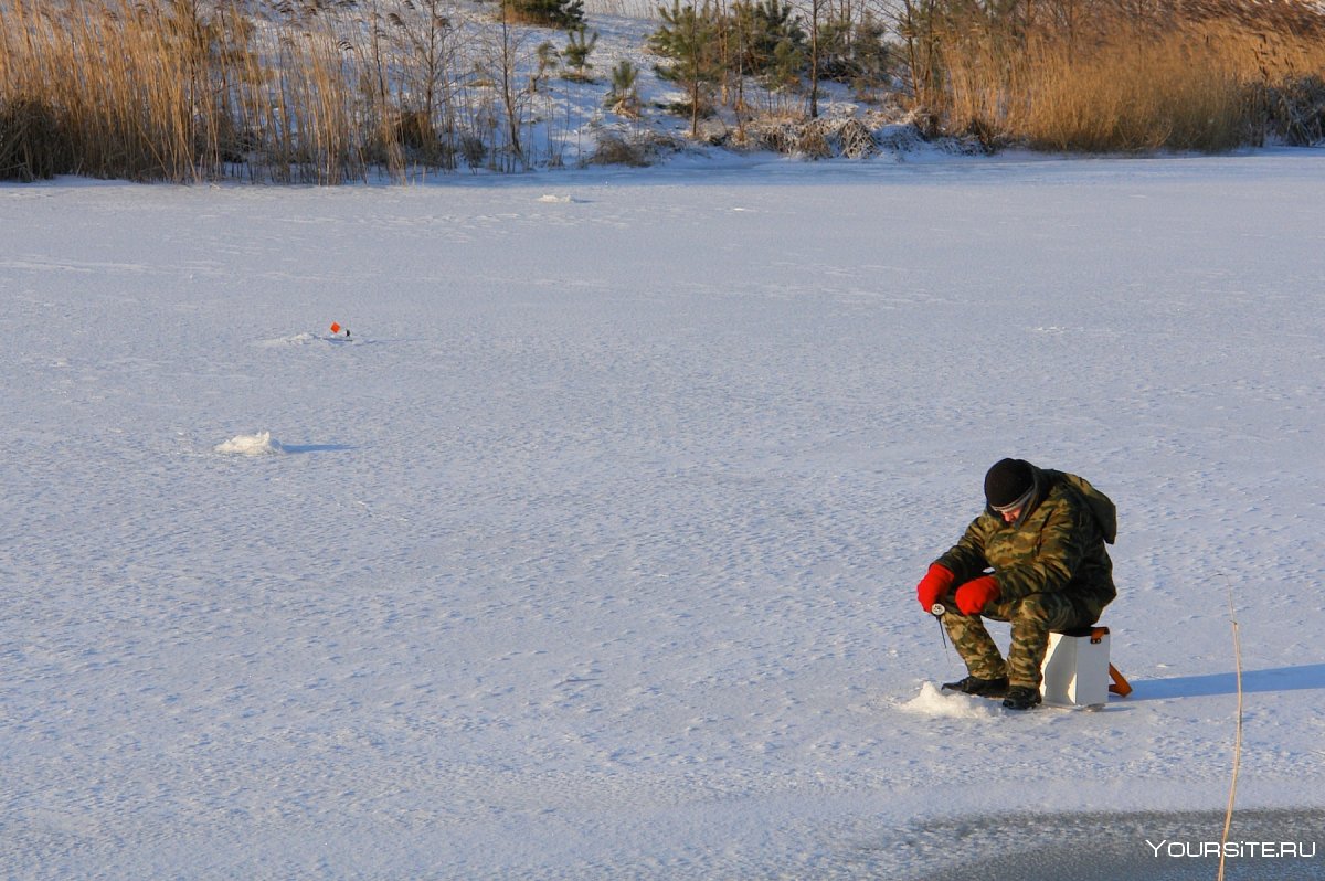 Лунка на льду для зимней рыбалки