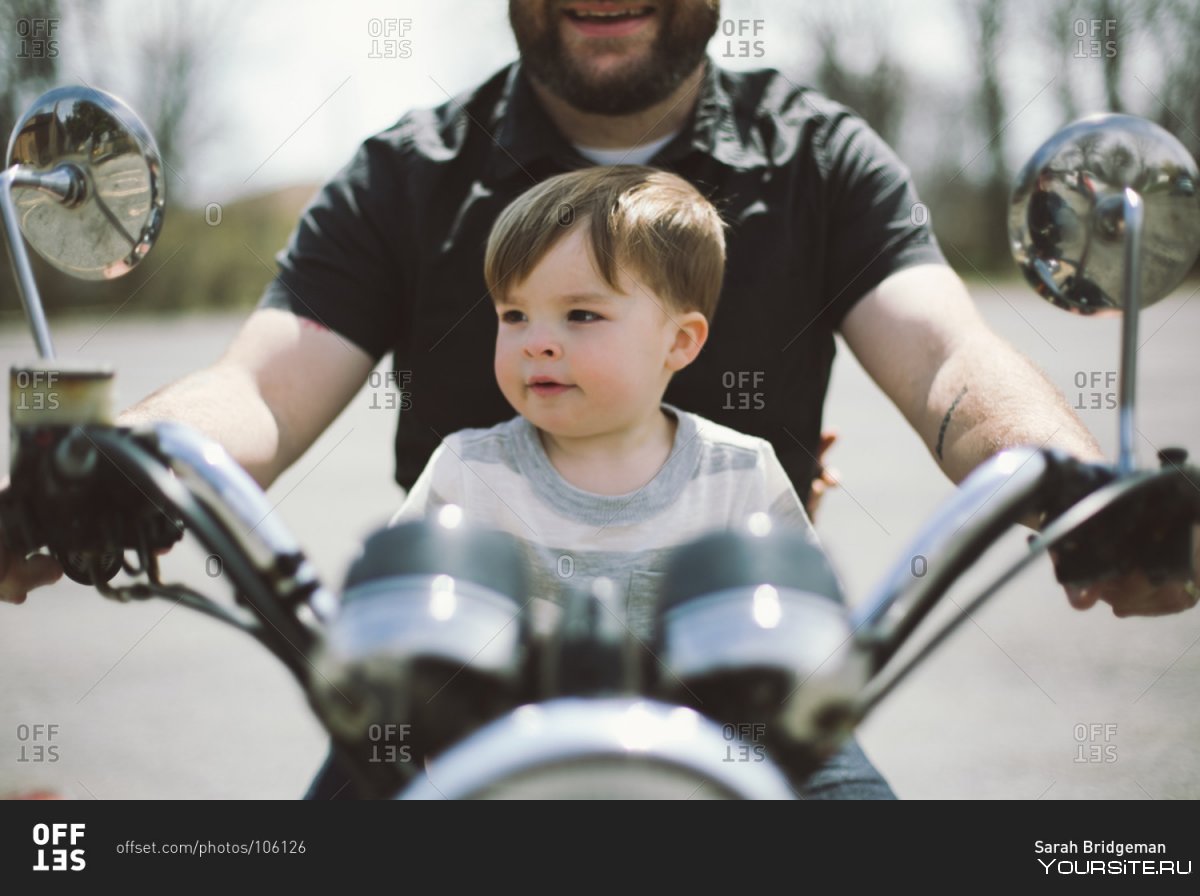 Отец и сын на мотоцикле