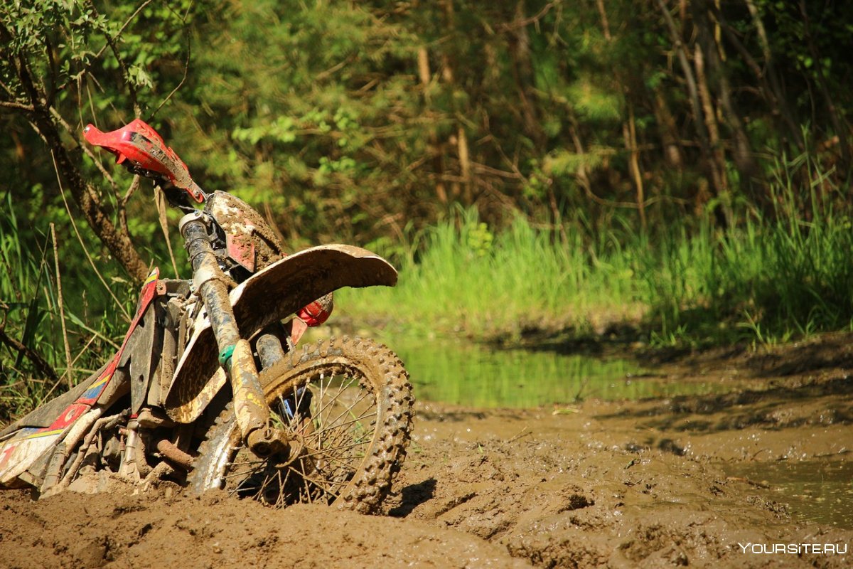 Мотоцикл в грязи