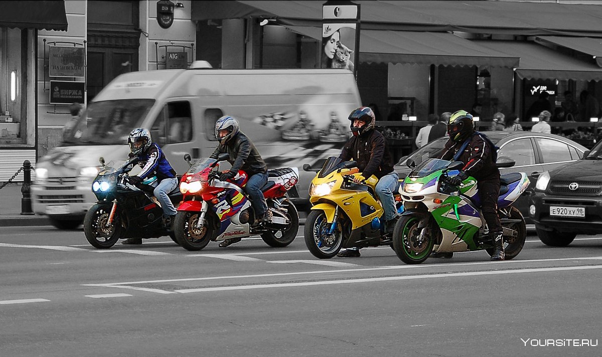 Мотоциклисты в ряд
