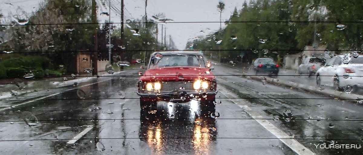 Машина на мокрой дороге