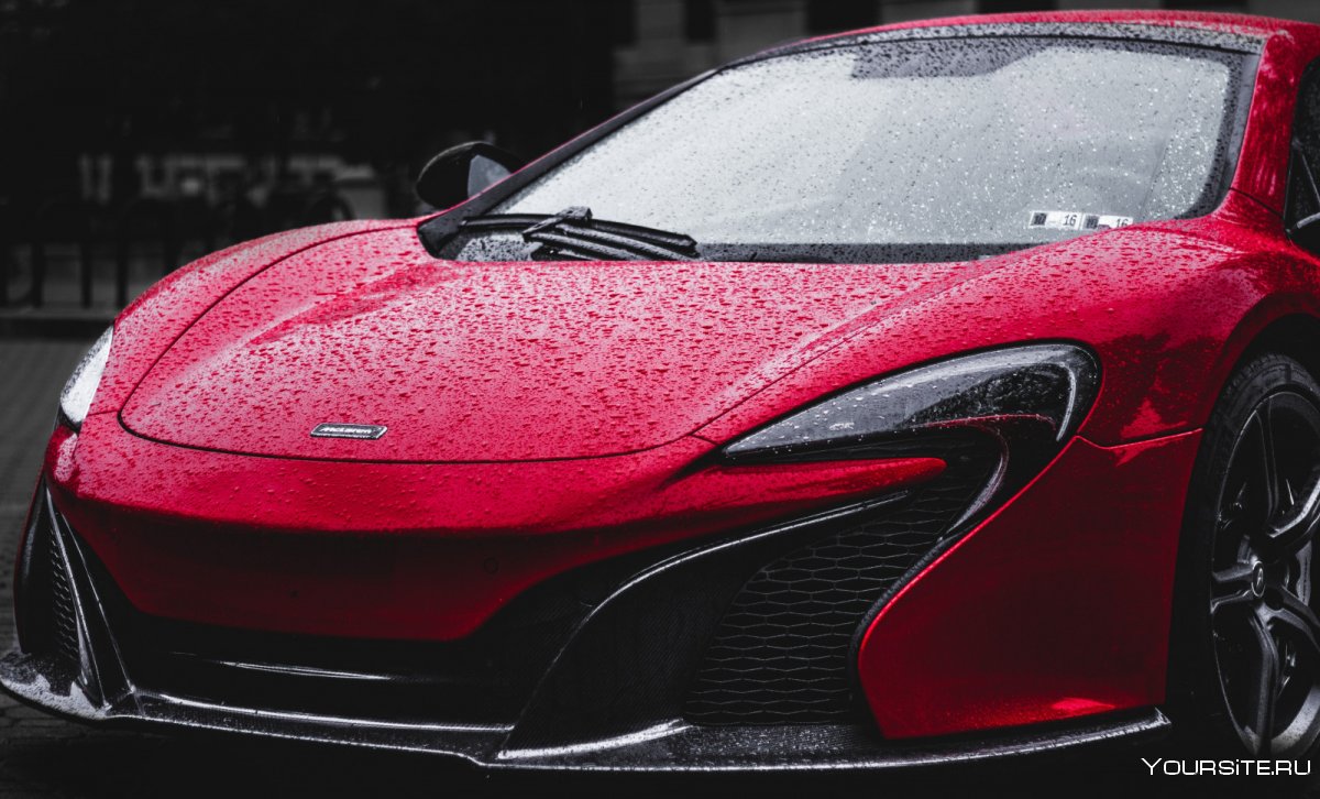 Красная блестящая машина