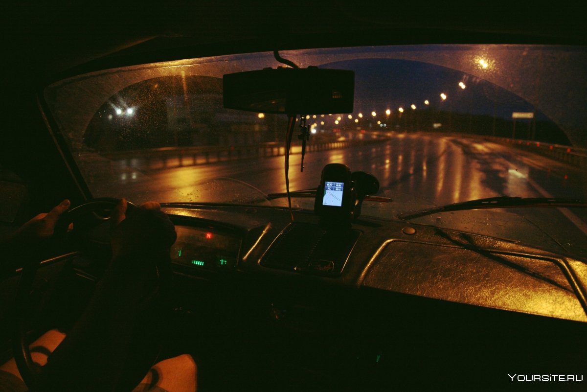 Вид из окна машины ночью