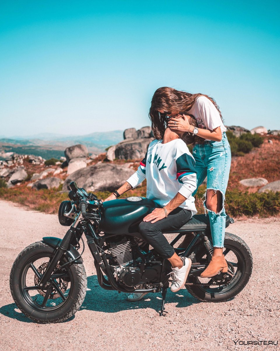 Фотосессия пары на мотоцикле