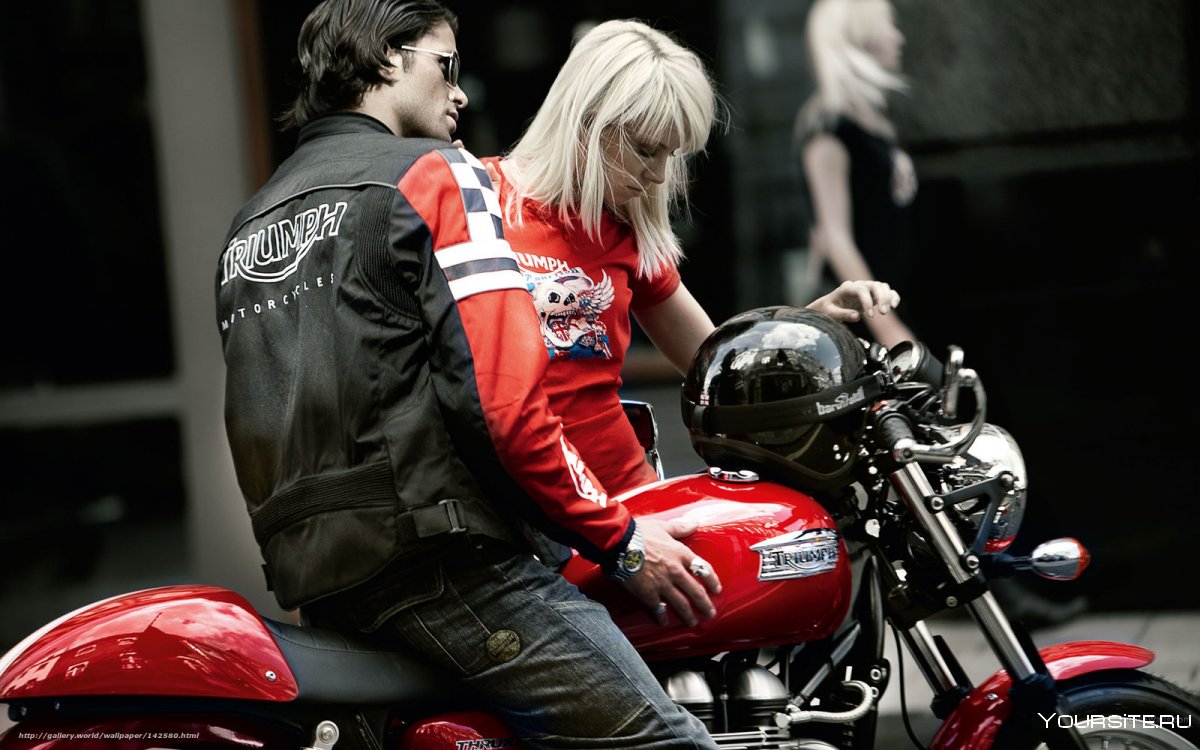 Блондинка с парнем на мотоцикле