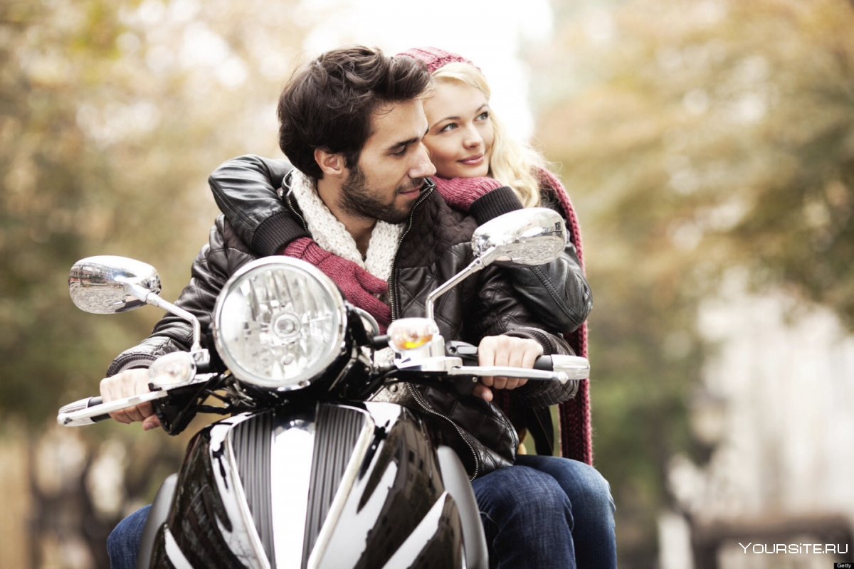 Влюбленная пара на мотоцикле