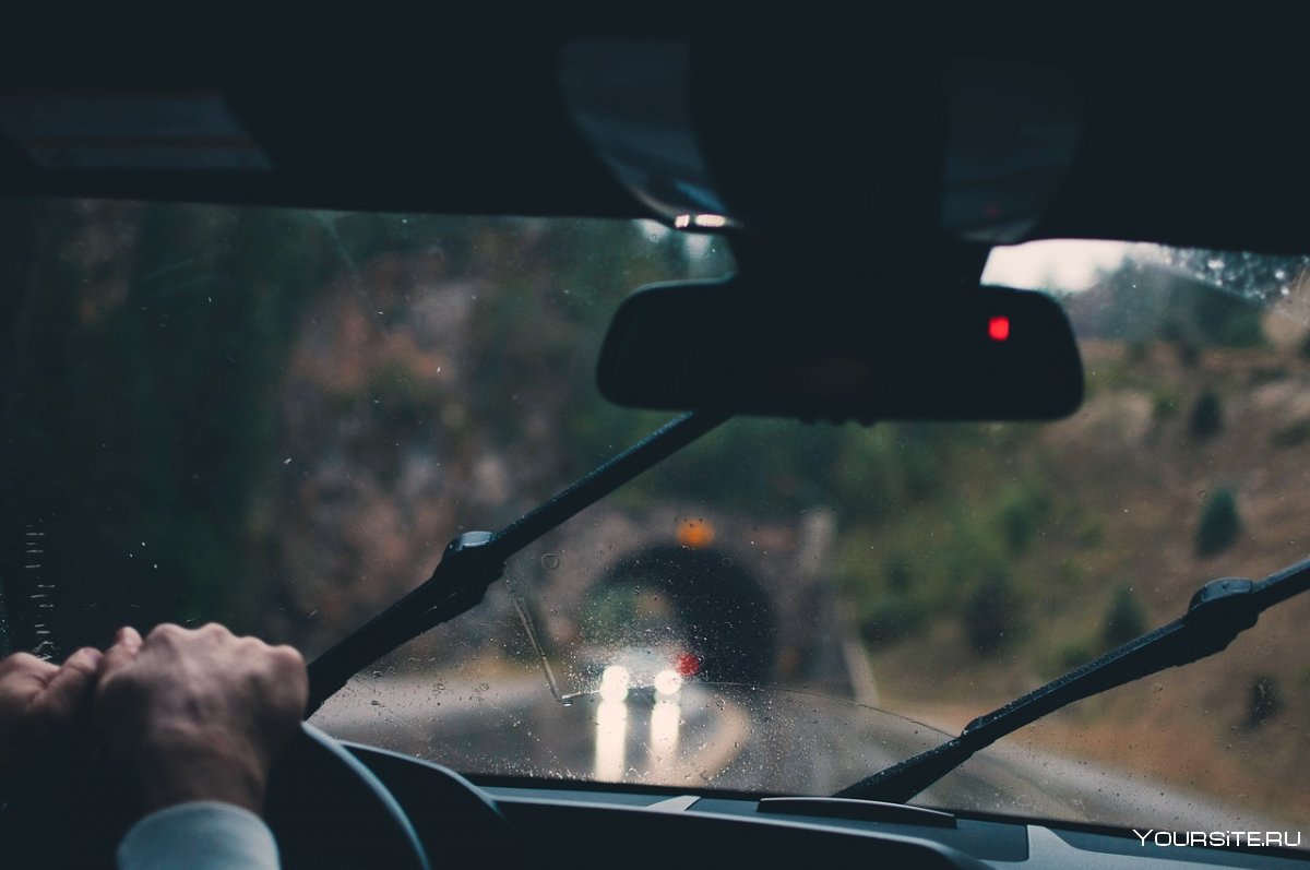 Почему водители не обращают внимания на игрушки висящие на лобовом стекле их машины