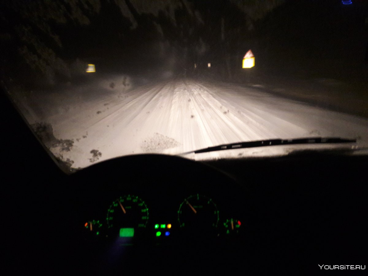 Ночная зимняя дорога из салона авто