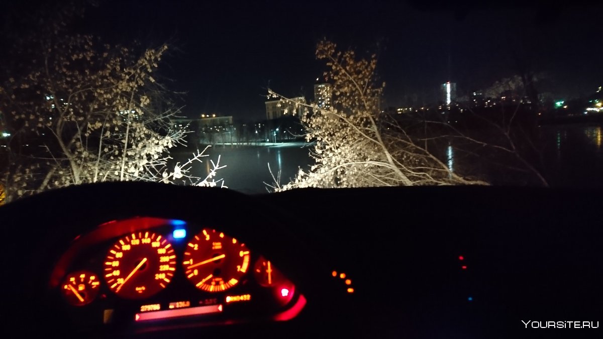 Вид из машины ночью зимой