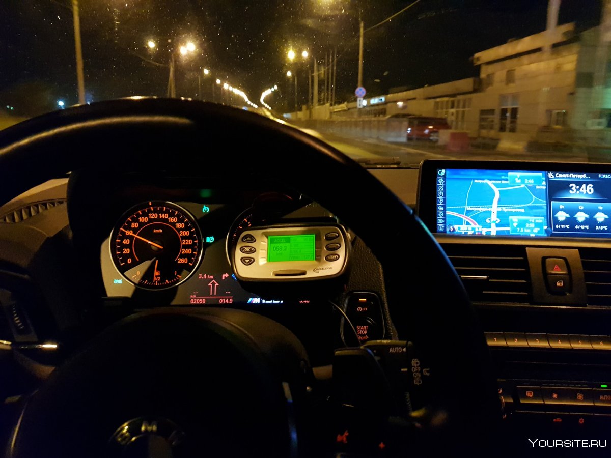 BMW f10 ночь спидометр руль