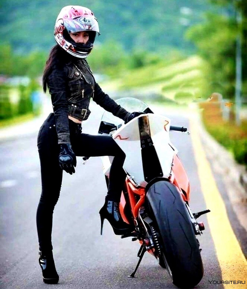 Девушки мотоциклистки в экипировке