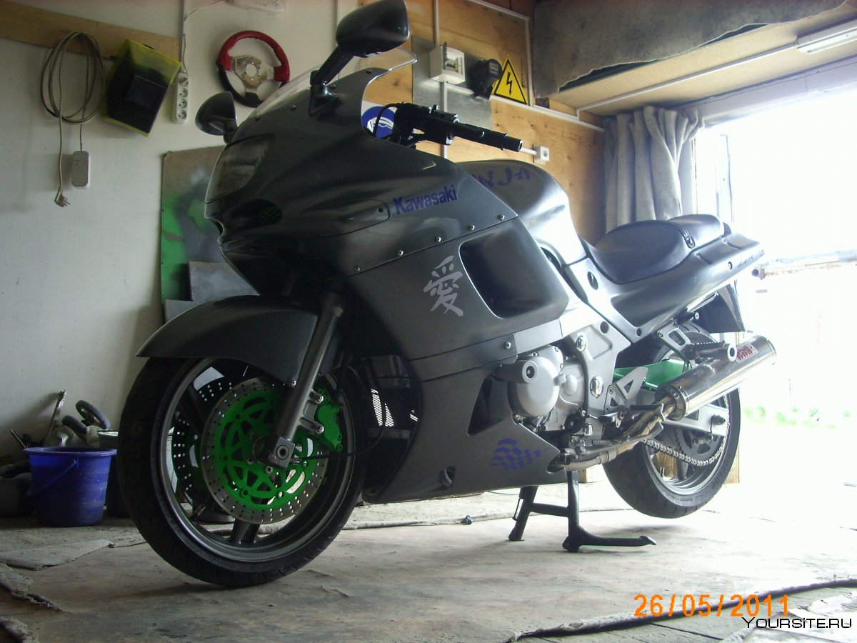 Спортивный мотоцикл в гараже