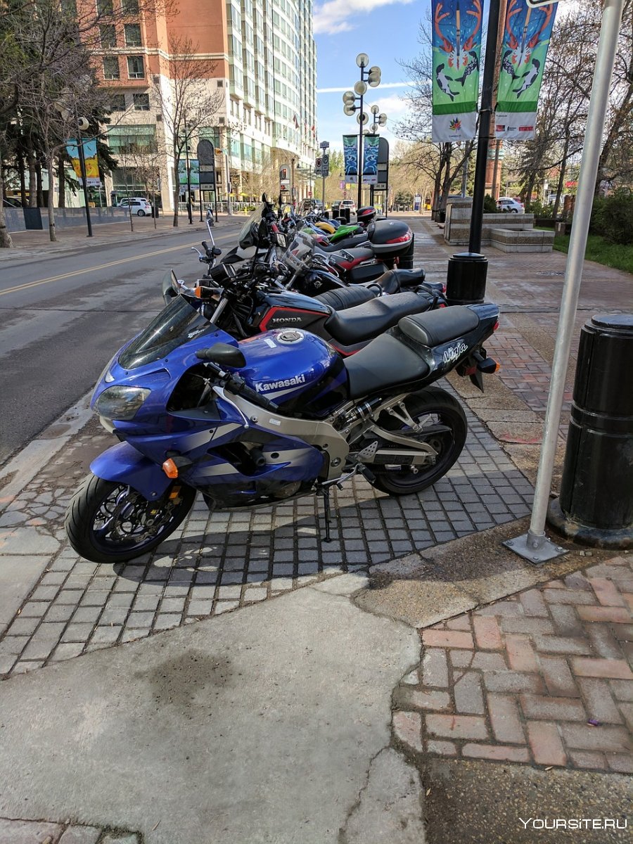 Припаркованный мотоцикл