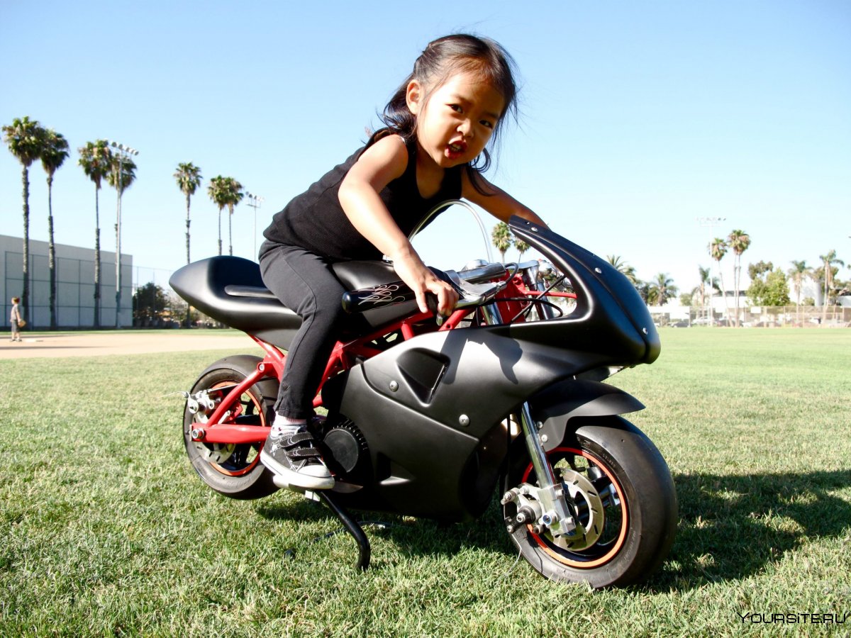 Девочка на мотоцикле
