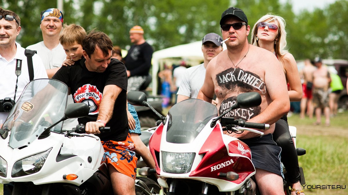 Девушка блондинка на мотоцикле в шлеме