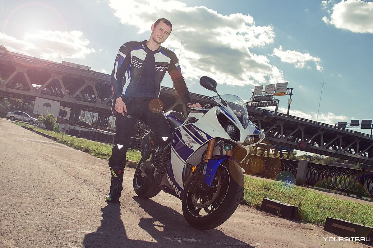 Парень на мотоцикле в шлеме