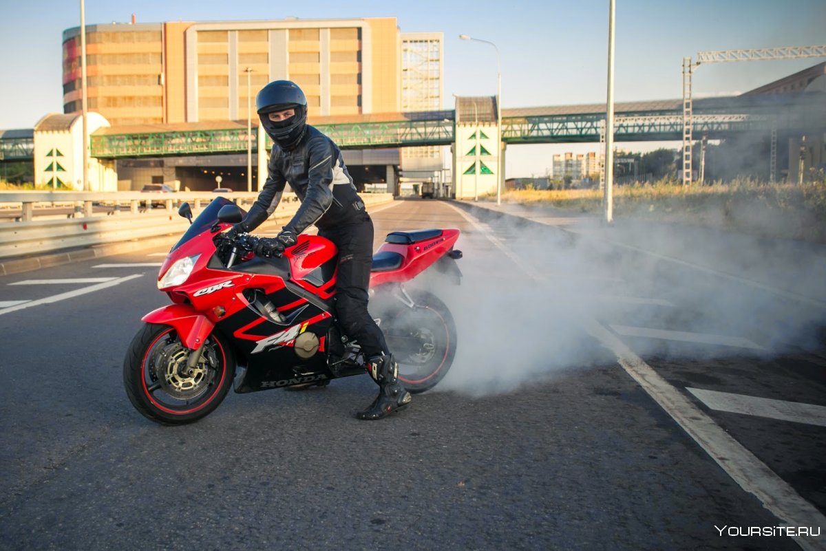 Два парня на мотоцикле