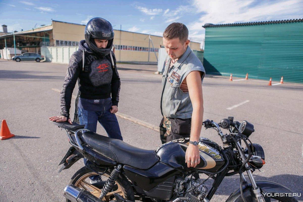 Парень на мотоцикле