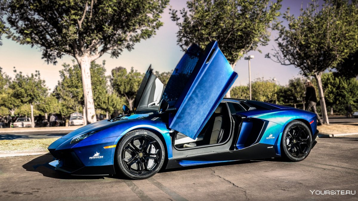 Lamborghini Aventador синий