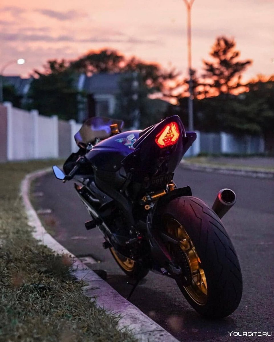 Спортивные мотоциклы ночью