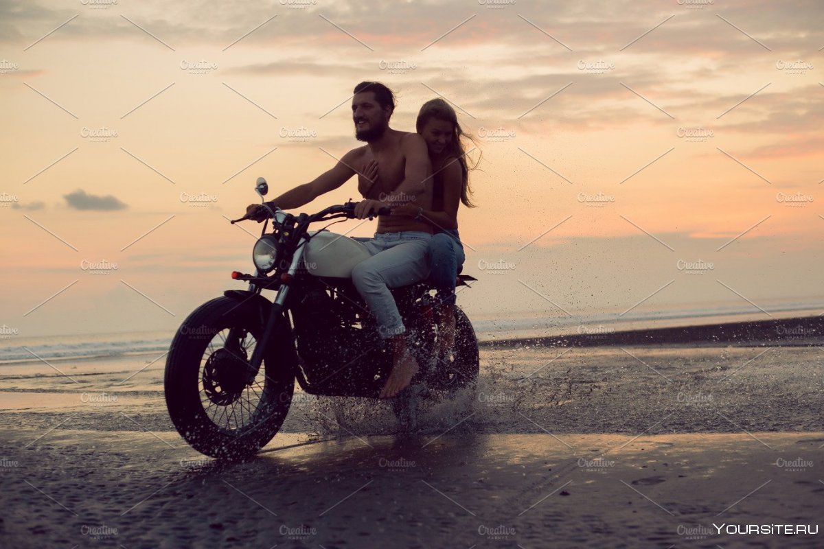 Пара на мотоцикле на побережье