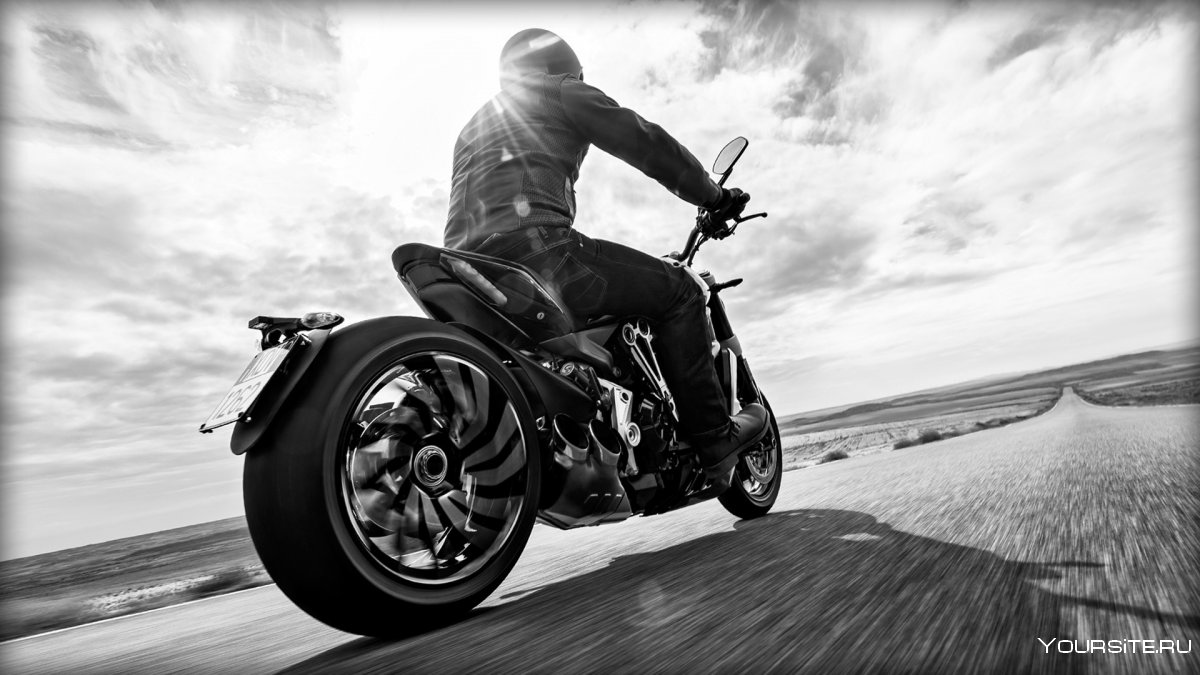 Мотоцикл Ducati на закате