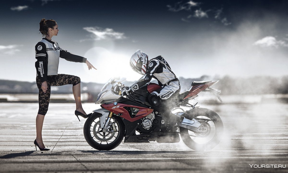 Женщина на мотоцикле на скорости