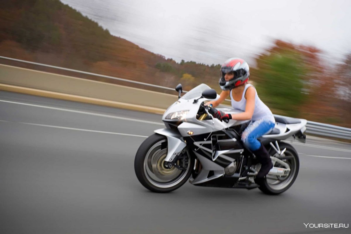 Девушка на мотоцикле в движении