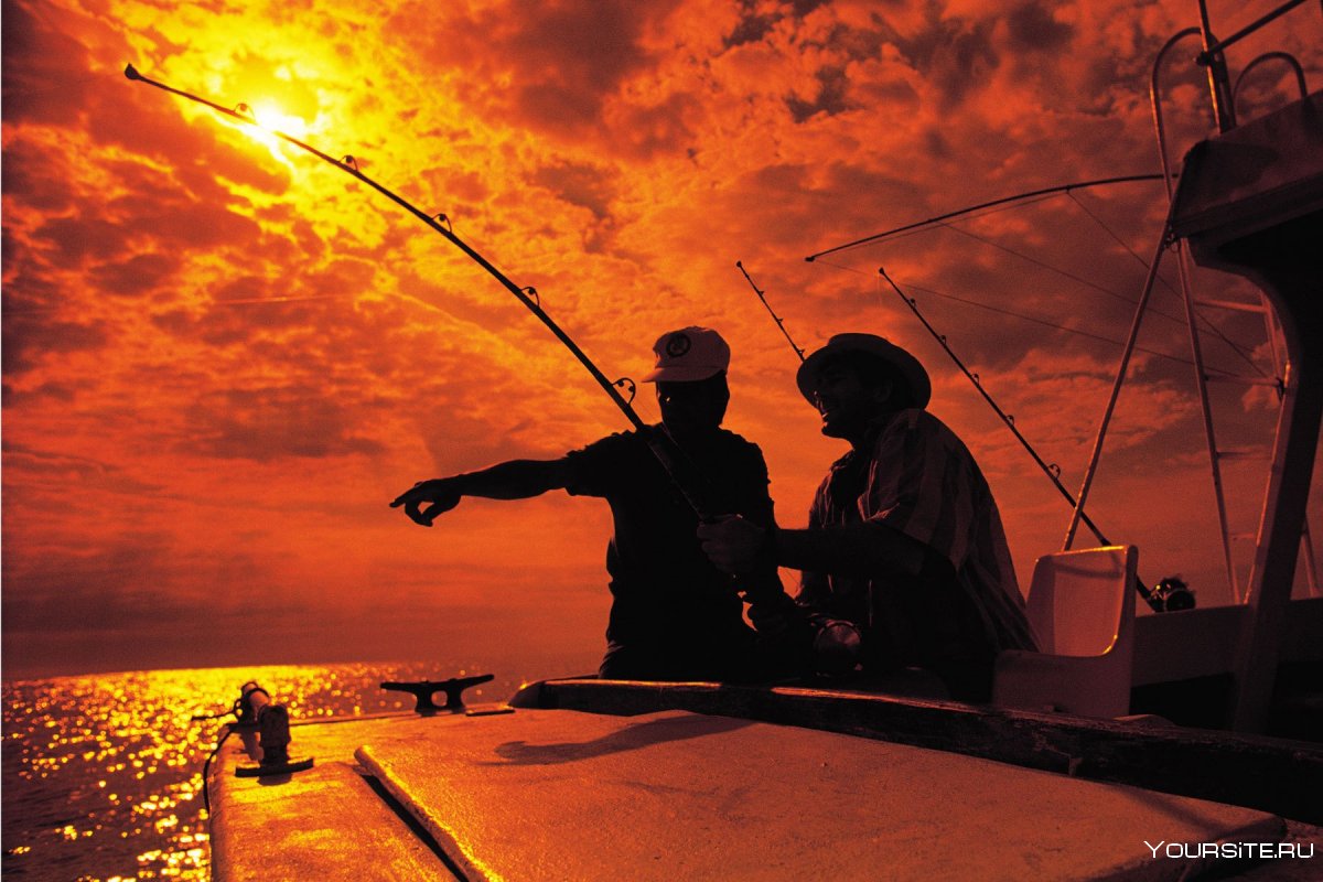 Рыбак на фоне заката