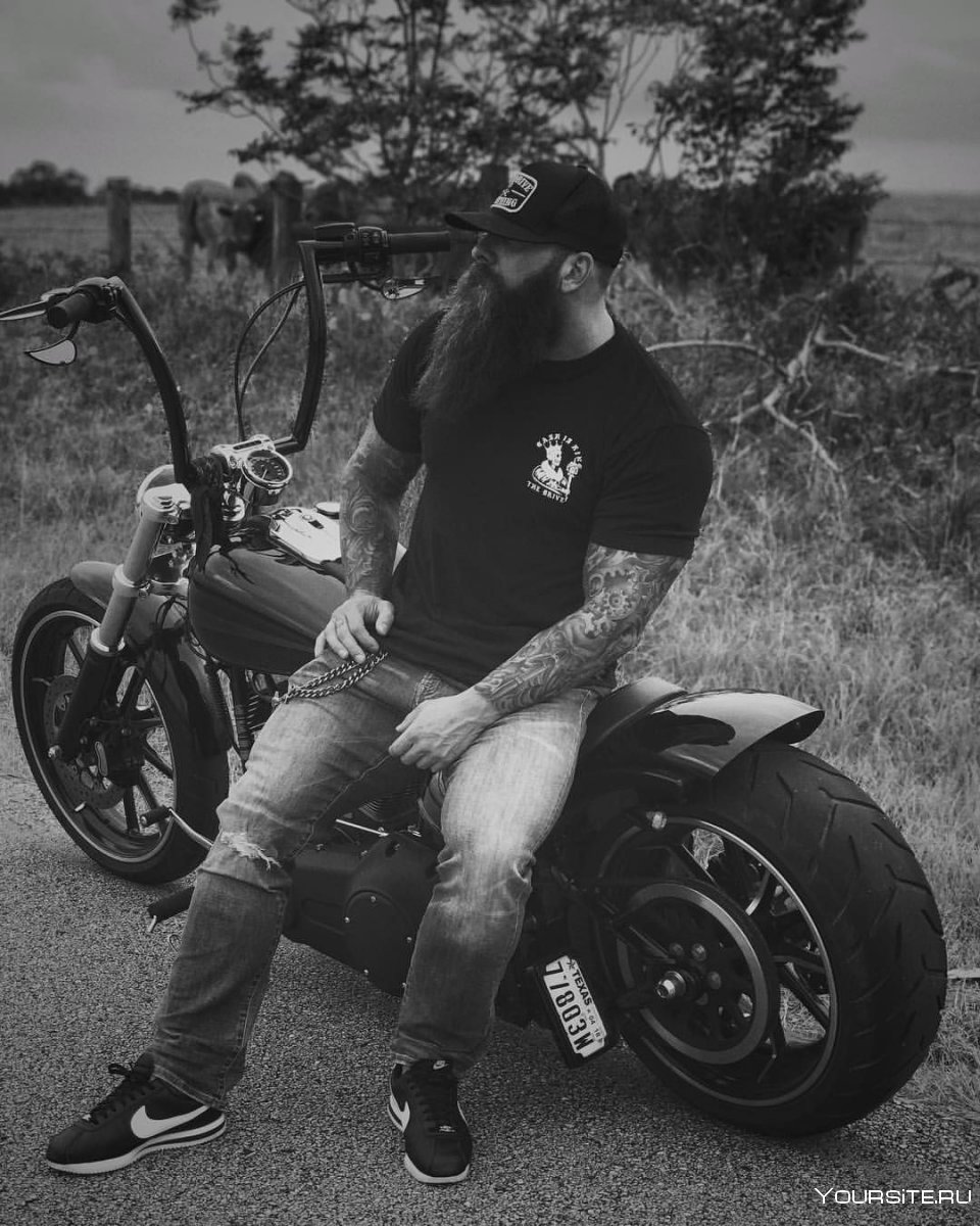 Брутальный мужчина с бородой мотоцикл