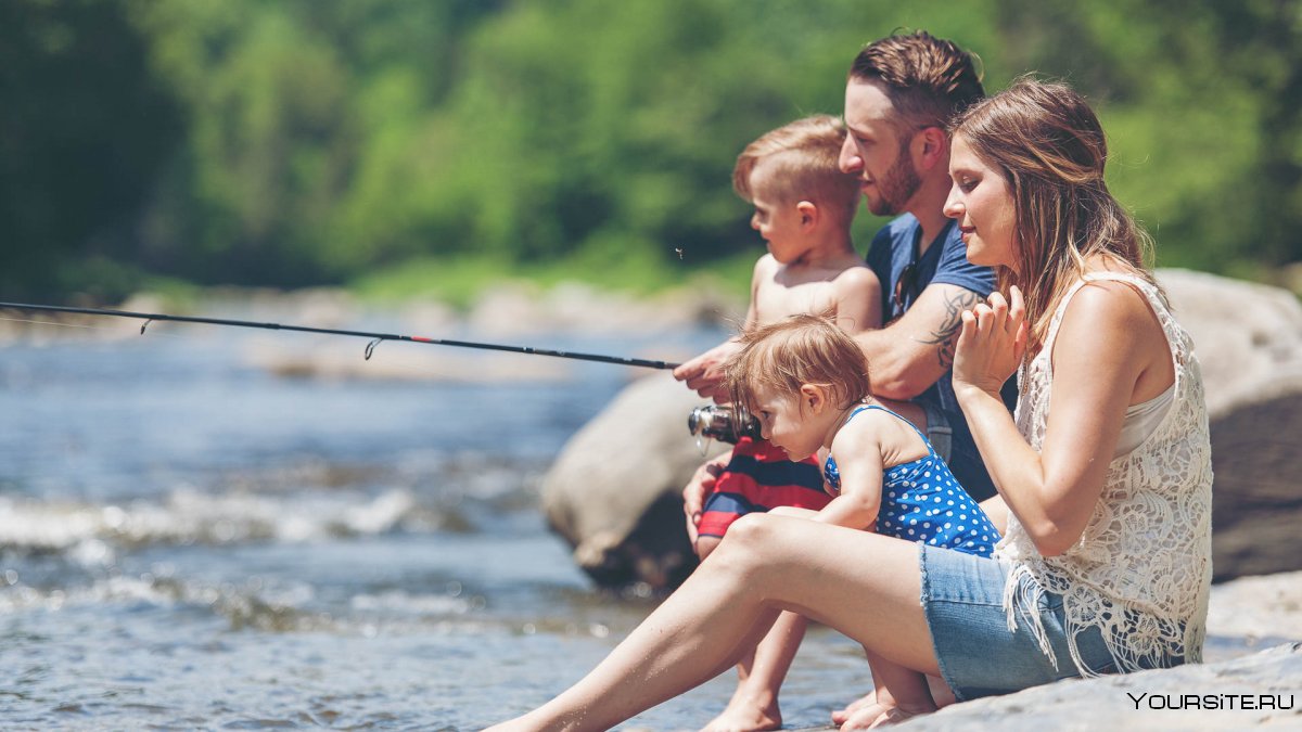 Счастливая семья на рыбалке