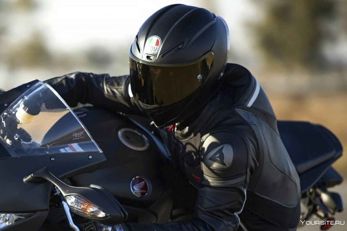 Мужчина на мотоцикле в шлеме