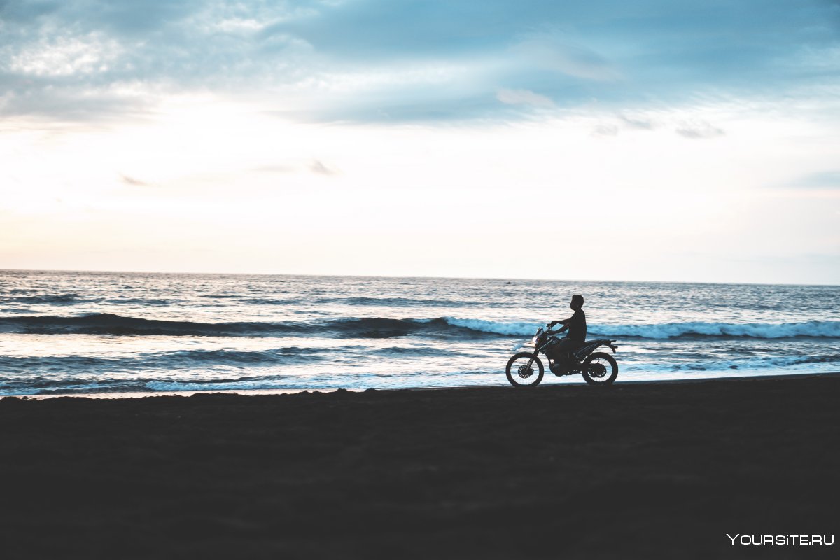 Мотоцикл на пляже