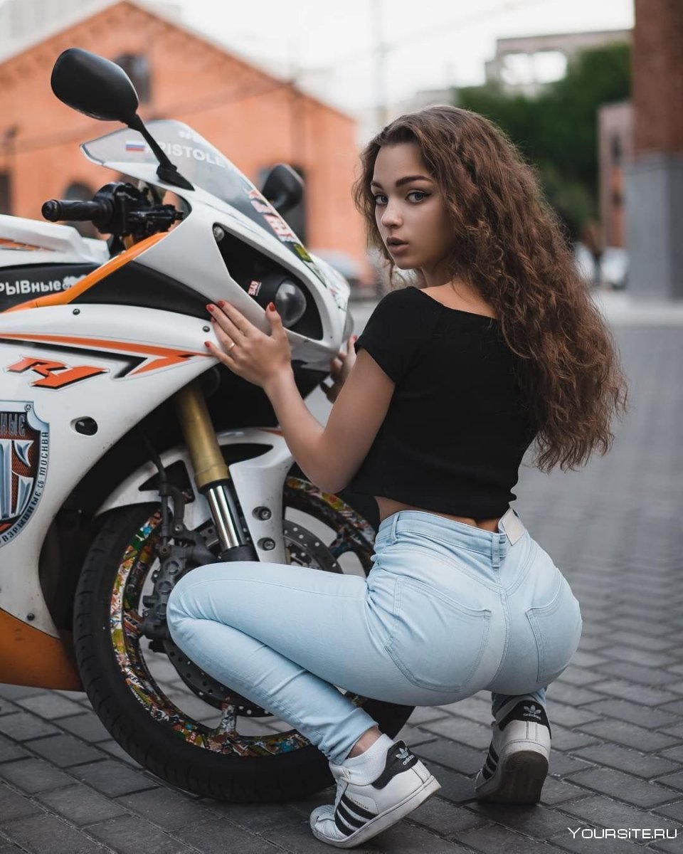 Анна мотоциклистка