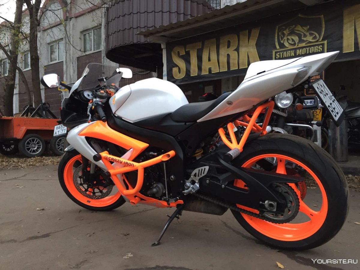 Мотоцикл Сузуки оранжевый