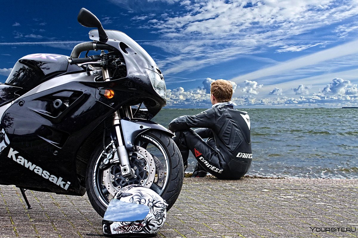 Мотоцикл на фоне моря