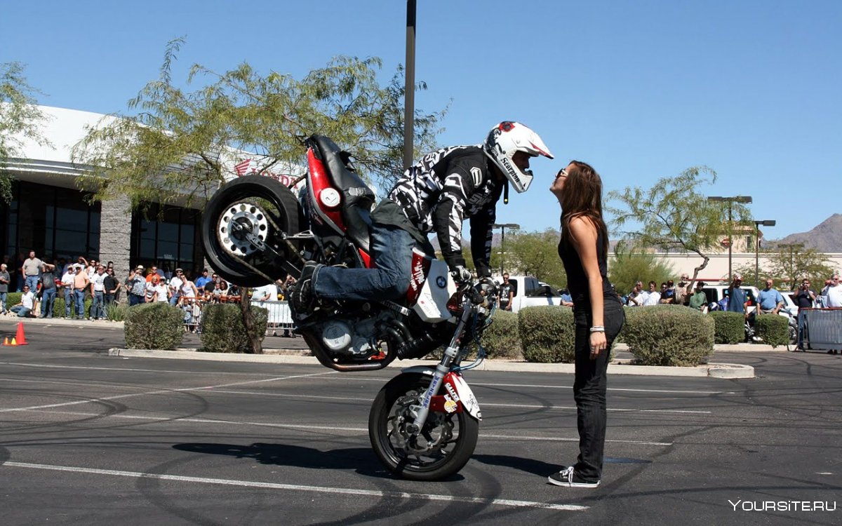 Девушка каскадер на мотоцикле