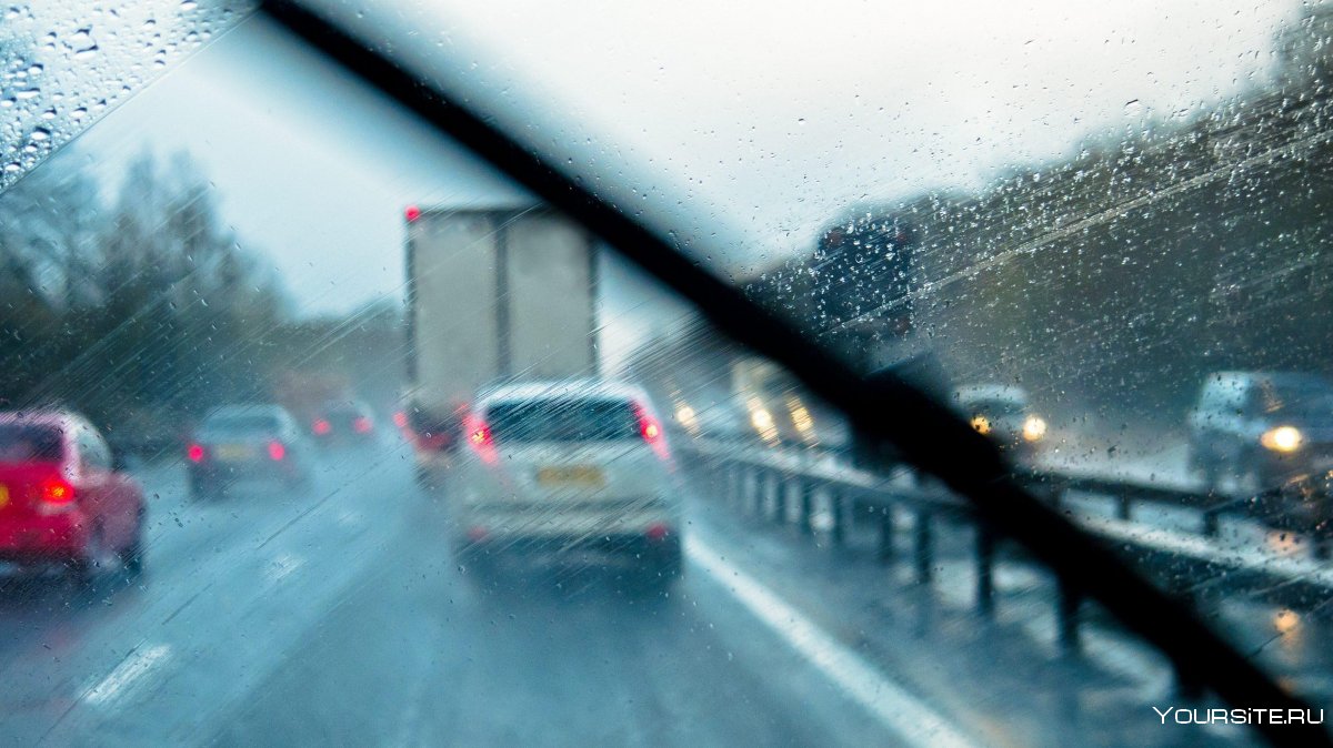 Дорога из окна автомобиля в дождь