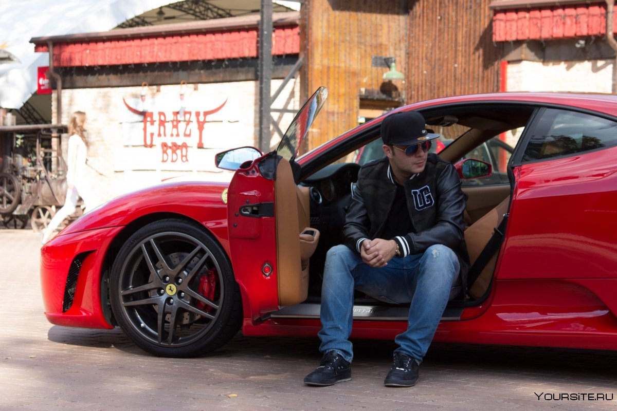 Парень на Феррари