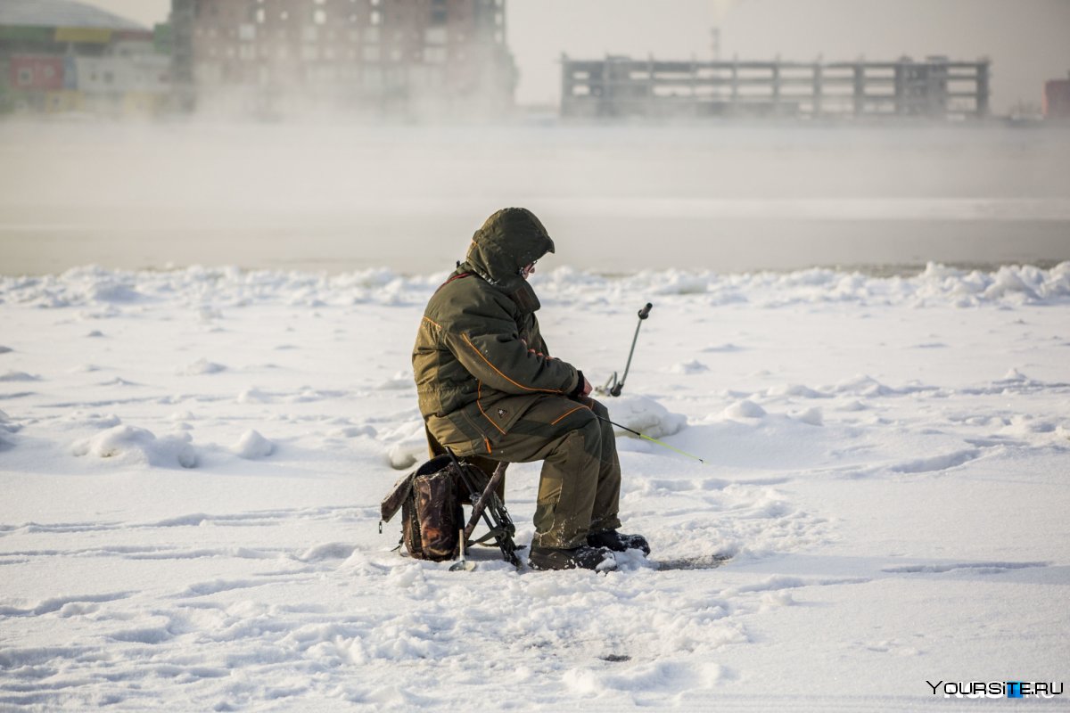 Рыбак в снегу