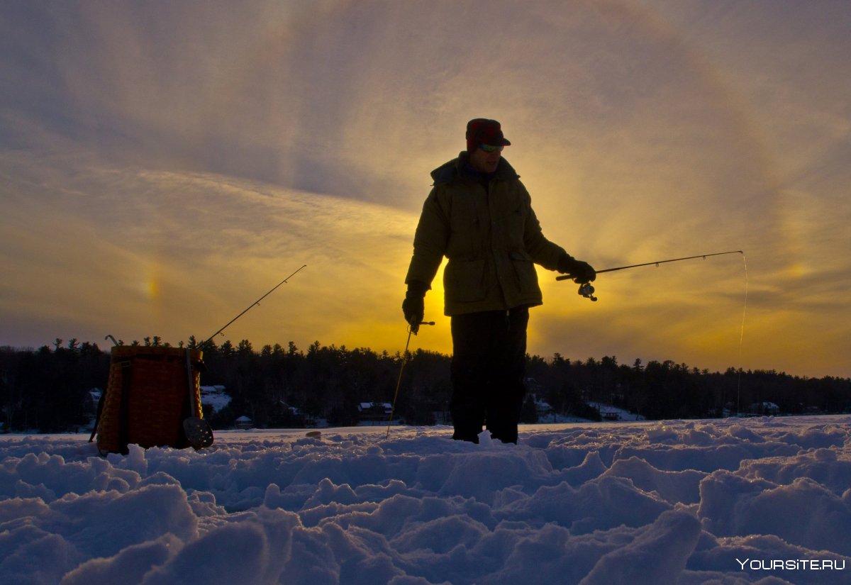 Рыбак на рыбалке зимой