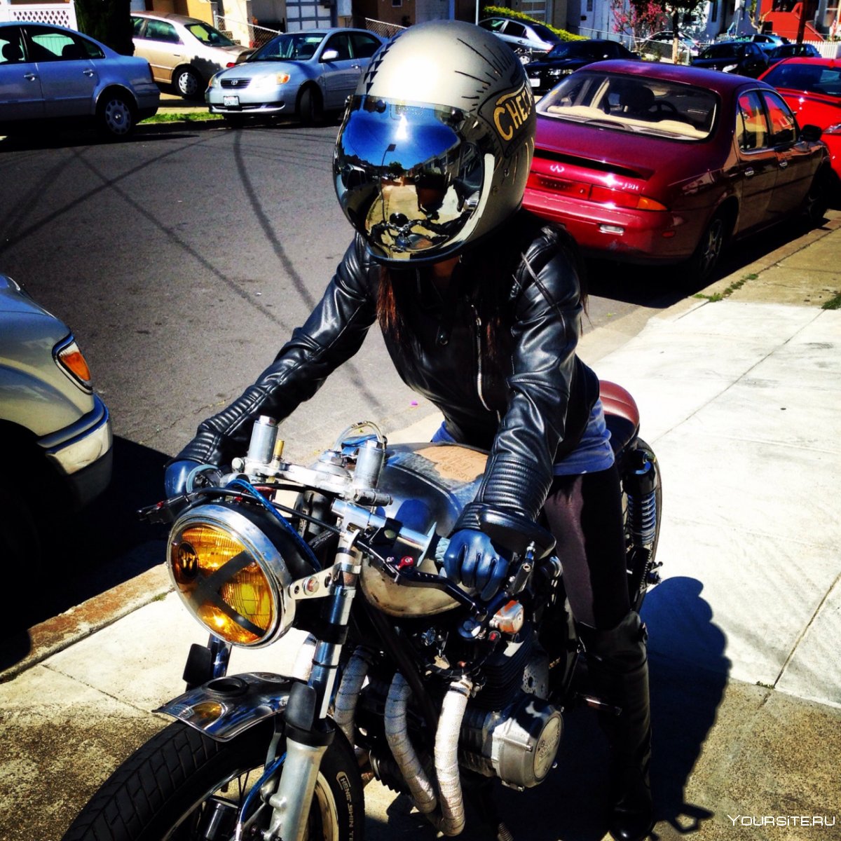 Фото байкера в шлеме на мотоцикле
