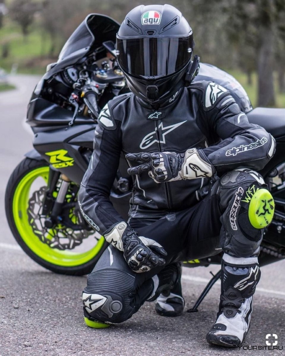 Спортивный мотоцикл с человеком