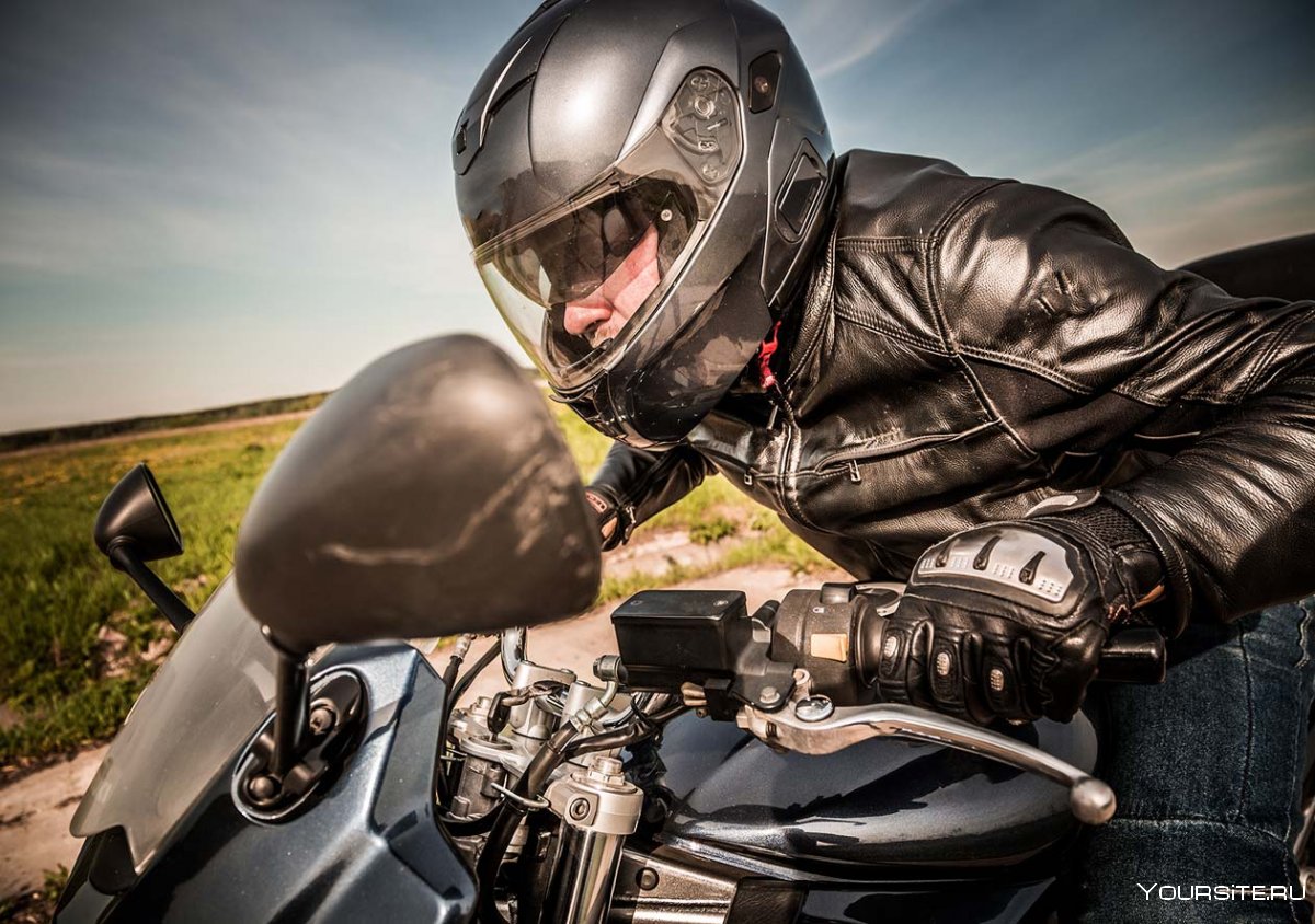 Мотоциклист в кожаной куртке и шлеме