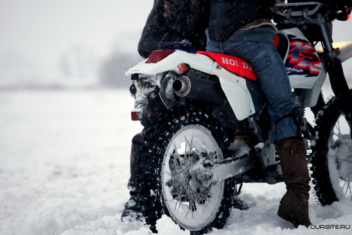 Фотосессия с мотоциклом зимой