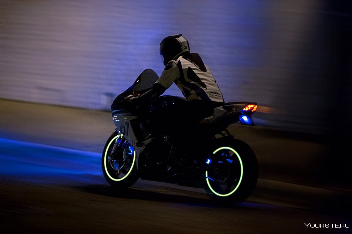Парень на мотоцикле ночью