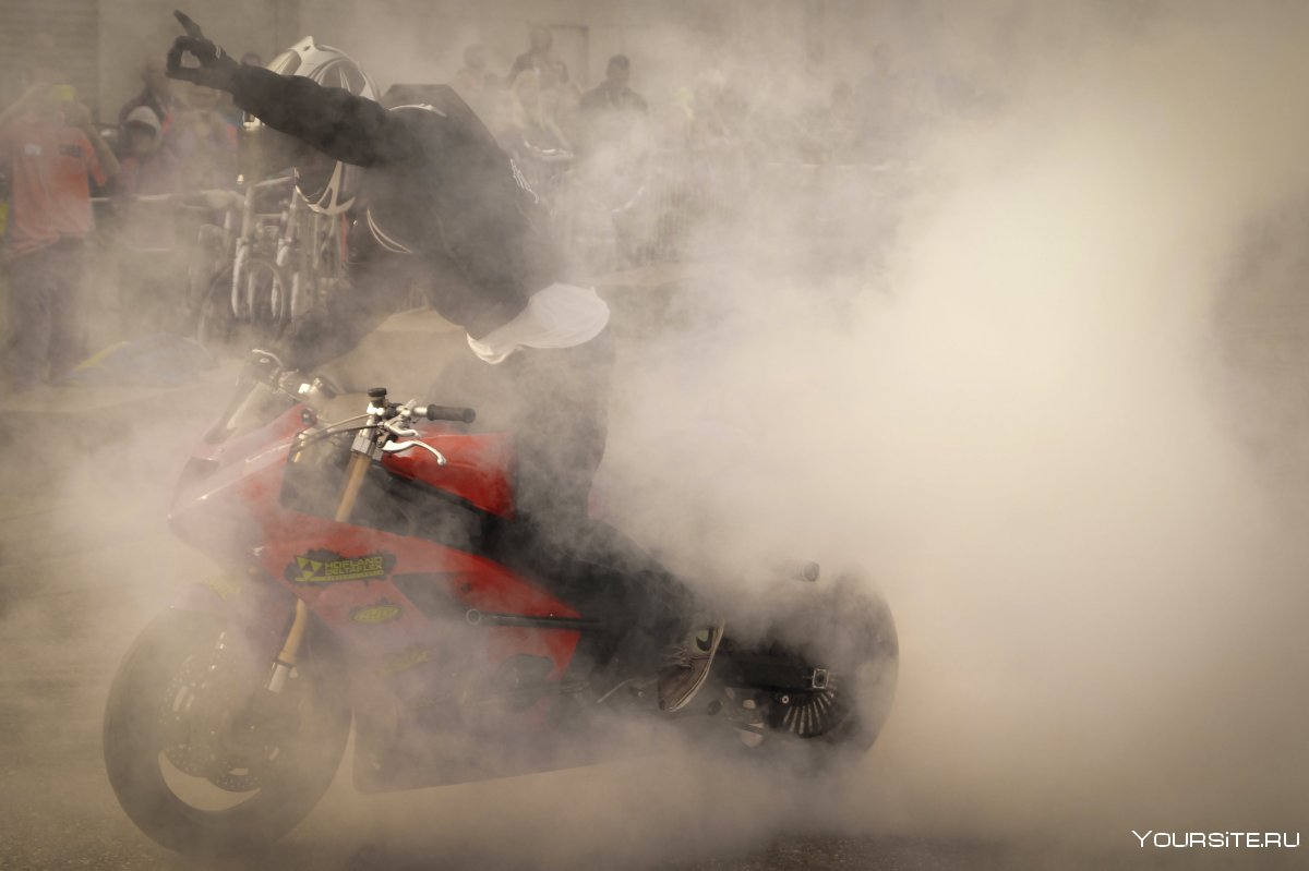 Мотоцикл в дыму