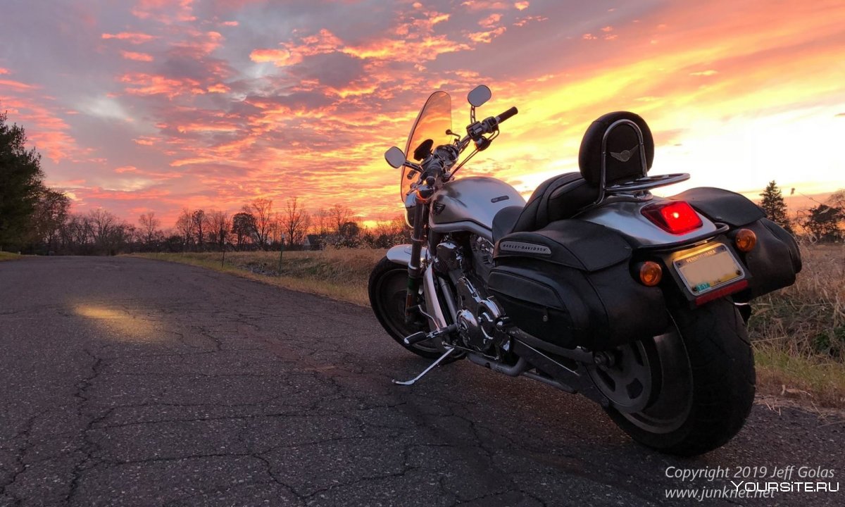 Арт на мотоцикле в закат